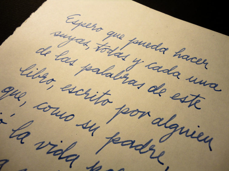 Dedicatoria de libro realizada por Fabián Sanguinetti emulando la escritura de Juan Domingo Perón para la película Puerta de Hierro.