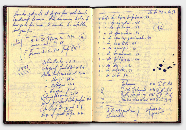 Doble página de un cuaderno de notas de un fotógrafo realizadas por Fabián Sanguinetti emulando una escritura antigua para la película La puta y la ballena.