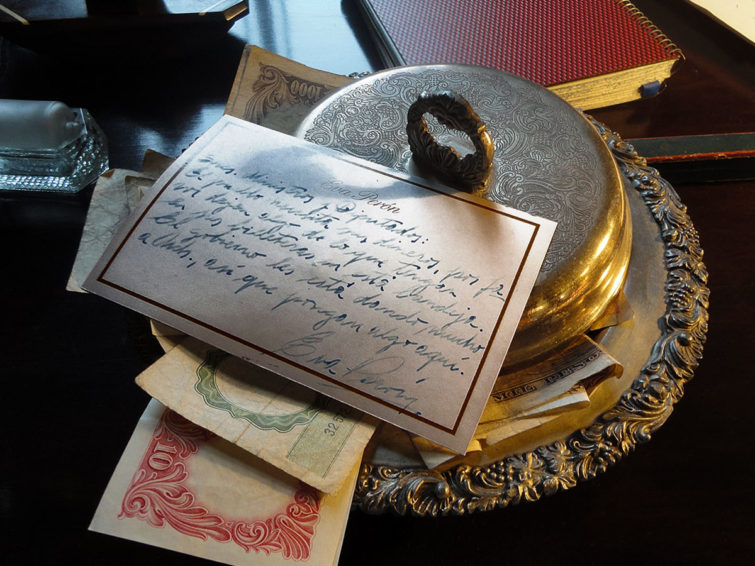 Tarjetón realizadas por Fabián Sanguinetti emulando la escritura de Eva Perón para la ambientación de la Sala Eva del CCK.